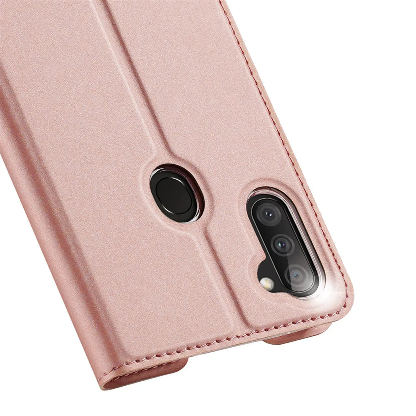 Nahaufnahme einer rosafarbenen Metallic Flip Hülle aus Kunstleder für das Samsung Galaxy M11, Rückseite mit Kameraausschnitt.