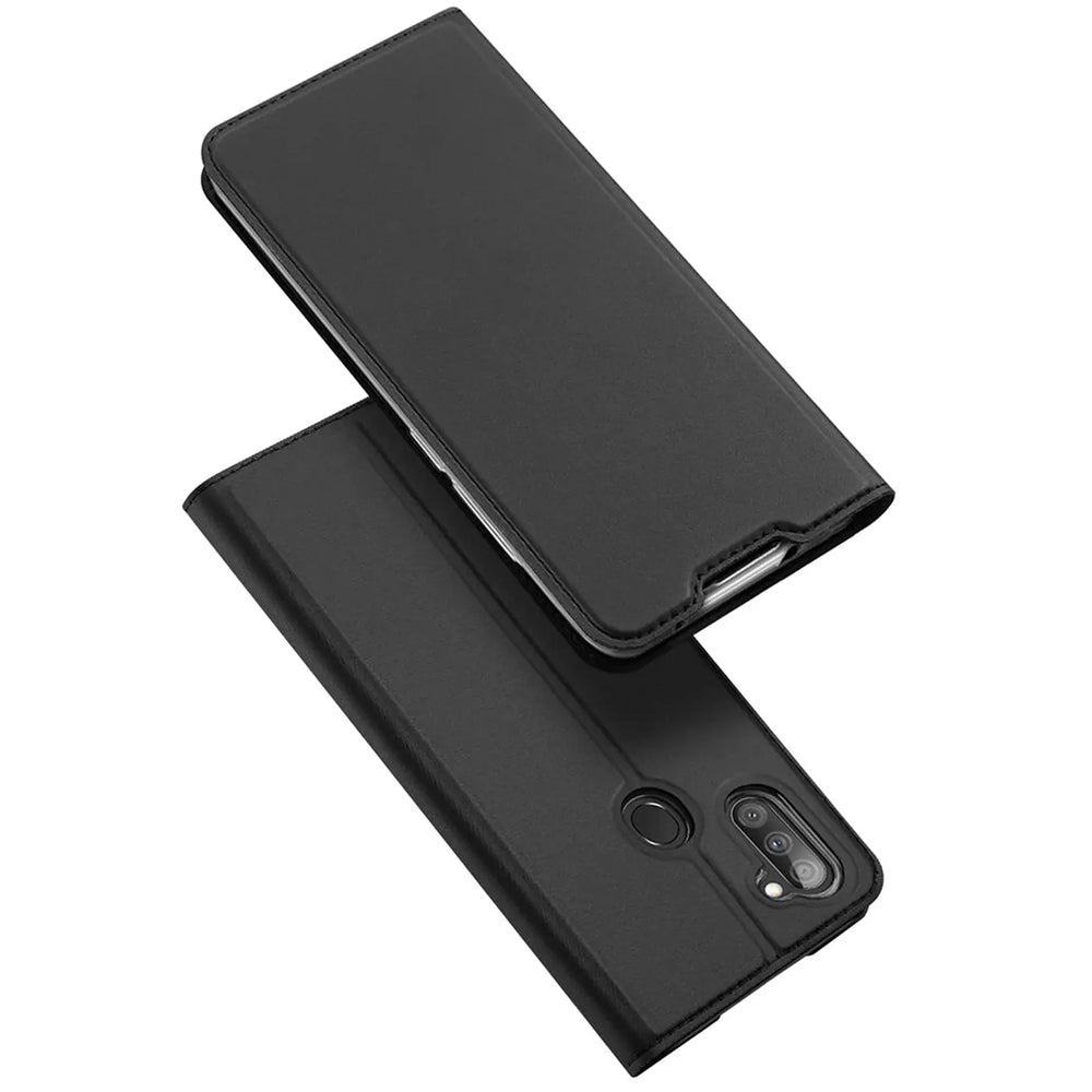 Schwarze, metallische Flip Hülle für Samsung Galaxy M11, schräg von oben mit offener Klappe auf weißem Hintergrund.