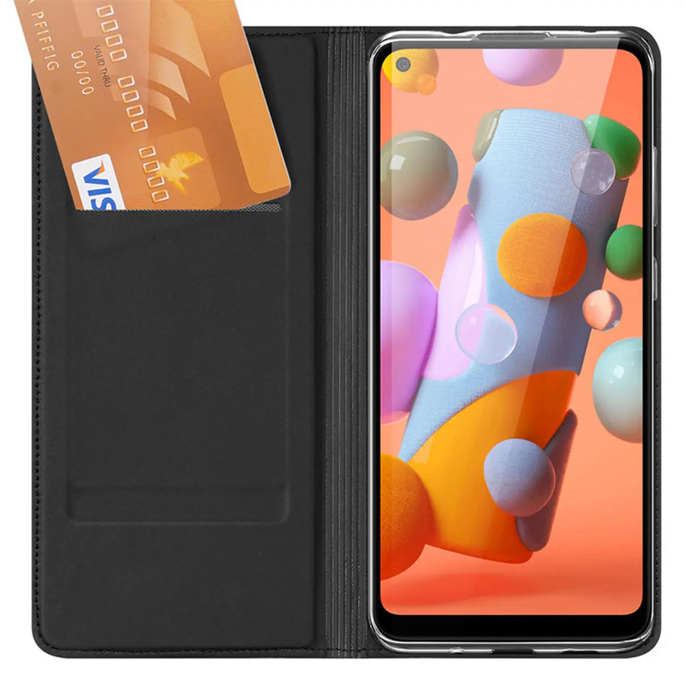 Offene schwarze Kunstleder Flip Hülle mit Samsung Galaxy M11, Kreditkarte in Fach, von oben.
