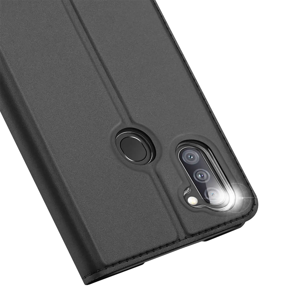 Nahaufnahme der Rückseite eines schwarzen Samsung Galaxy M11 in einer schwarzen Metallic Flip Hülle mit Kamera und.