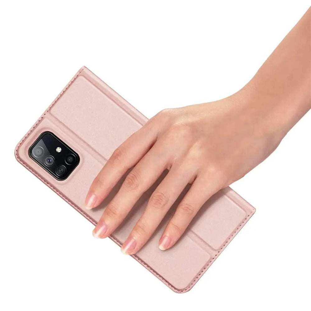Rosa Metallic Flip Hülle aus Kunstleder, von oben auf ein Samsung Galaxy M51 gelegt.