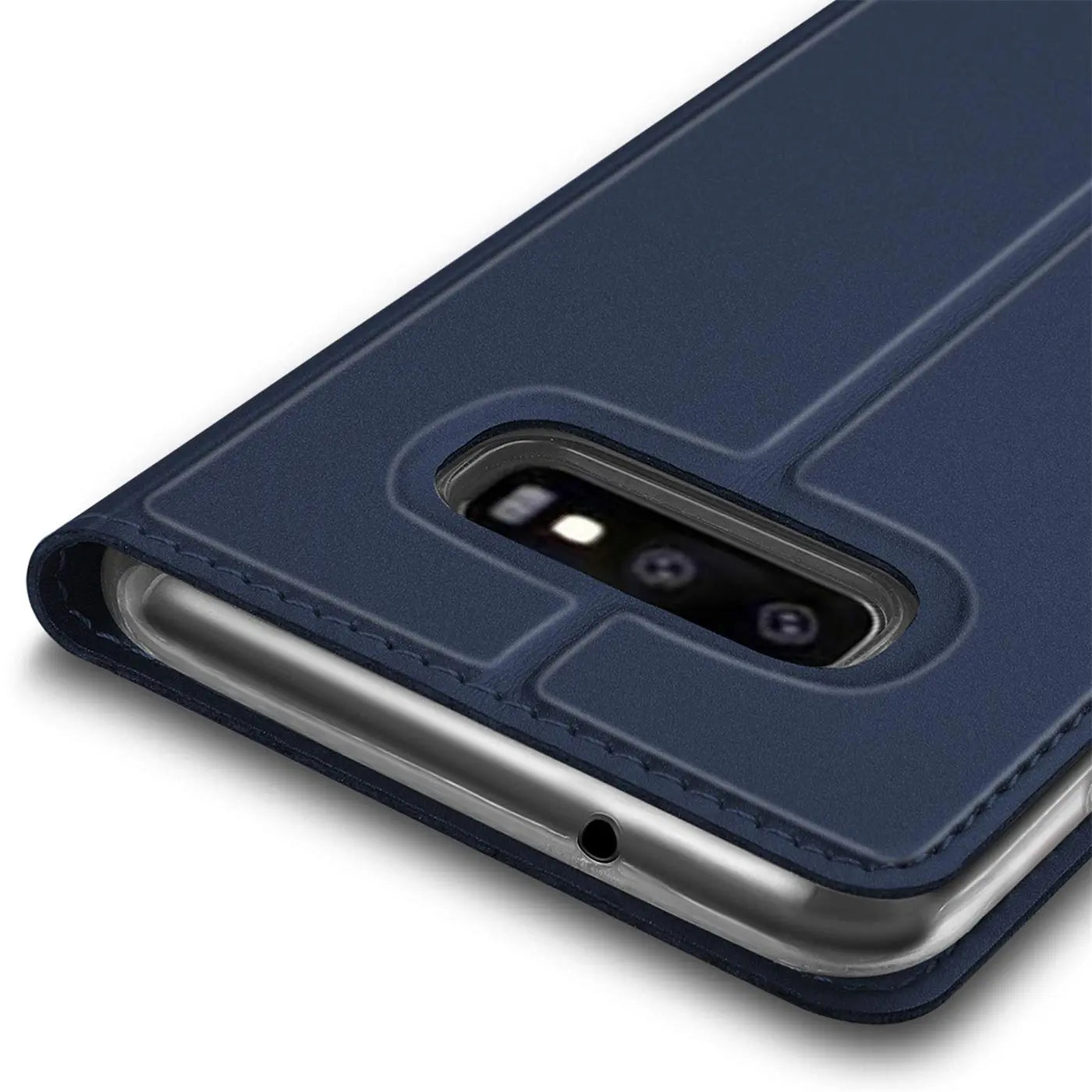 Nahaufnahme der Rückseite eines Samsung Galaxy S10 Plus in einer dunkelblauen Kunstleder-Flip-Hülle, schräg von oben.