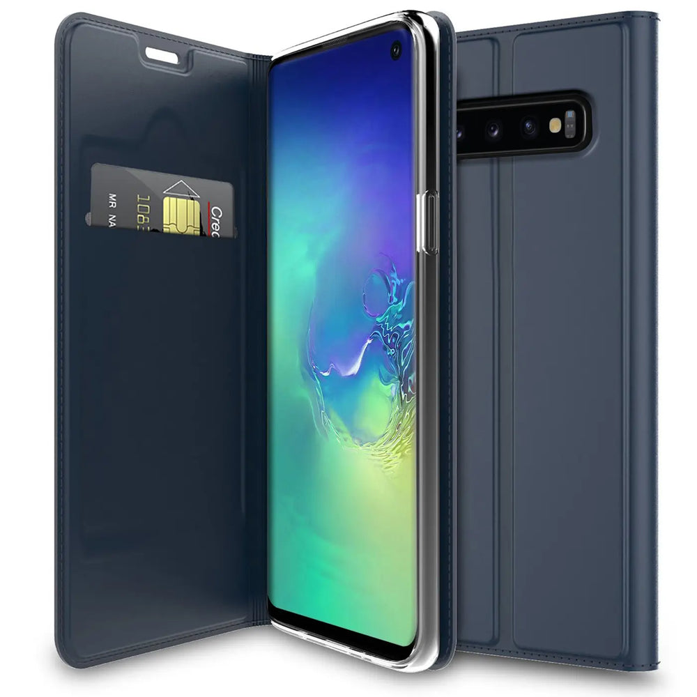 Dunkelblaue, klappbare Kunstlederhülle für Samsung Galaxy S10e, mit geöffnetem Deckel und Kreditkarte im Fach.