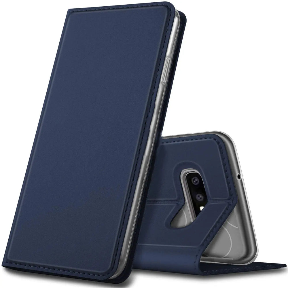 Dunkelblaue Kunstleder Flip Hülle für Samsung Galaxy S10e, als Ständer aufgestellt, schräg von vorne.