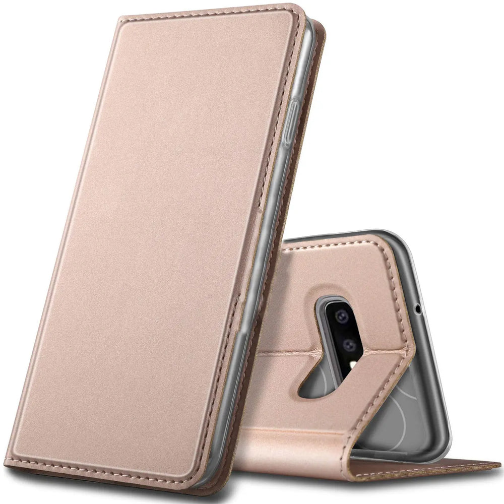 Roségoldene, metallische Klapphülle aus Kunstleder für Samsung Galaxy S10e, als Ständer aufgestellt, schräg von vorne.