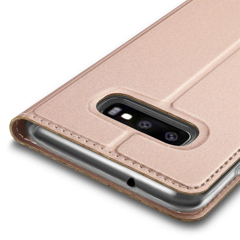 Nahaufnahme: Roségoldene Metallic Flip Hülle aus Kunstleder für Samsung Galaxy S10e, Kameraausschnitt sichtbar.