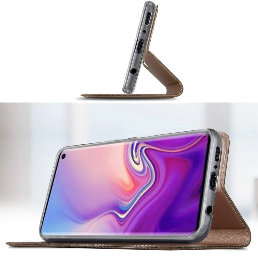 Zwei Ansichten eines Samsung Galaxy S10e in einer braunen, klappbaren Kunstlederhülle, die als Ständer dient.