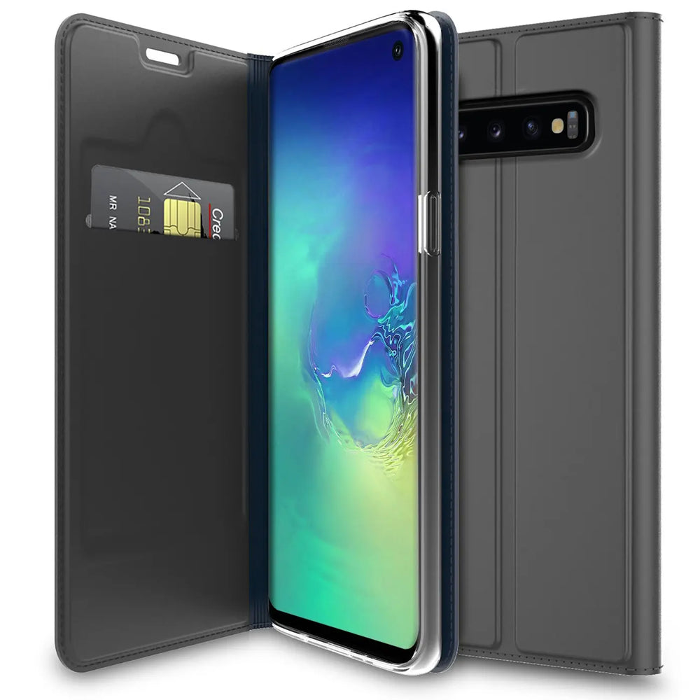 Graue Metallic Flip Hülle aus Kunstleder für Samsung Galaxy S10e, offen mit Kreditkarte im Innenfach, schräg von vorne.