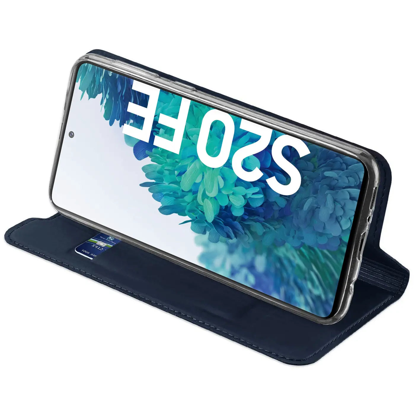 Dunkelblaue, klappbare Kunstlederhülle für Samsung Galaxy S20 FE, schräg von vorne, mit Kreditkarte im Fach.