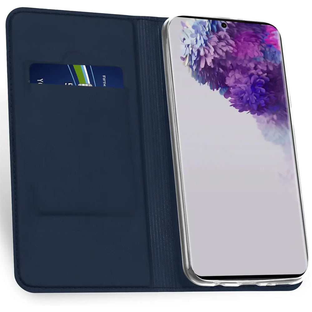 Dunkelblaue, offene Kunstleder-Flip-Hülle mit Kreditkarte und Samsung Galaxy S20 Ultra, schräg von oben.