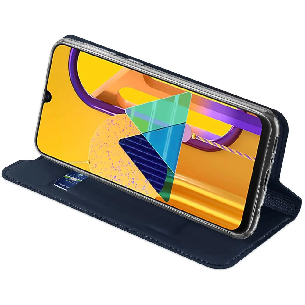 Samsung Galaxy S20 Ultra in dunkelblauer Kunstleder Flip Hülle, aufgestellt im Querformat, mit Kreditkarte im Fach.