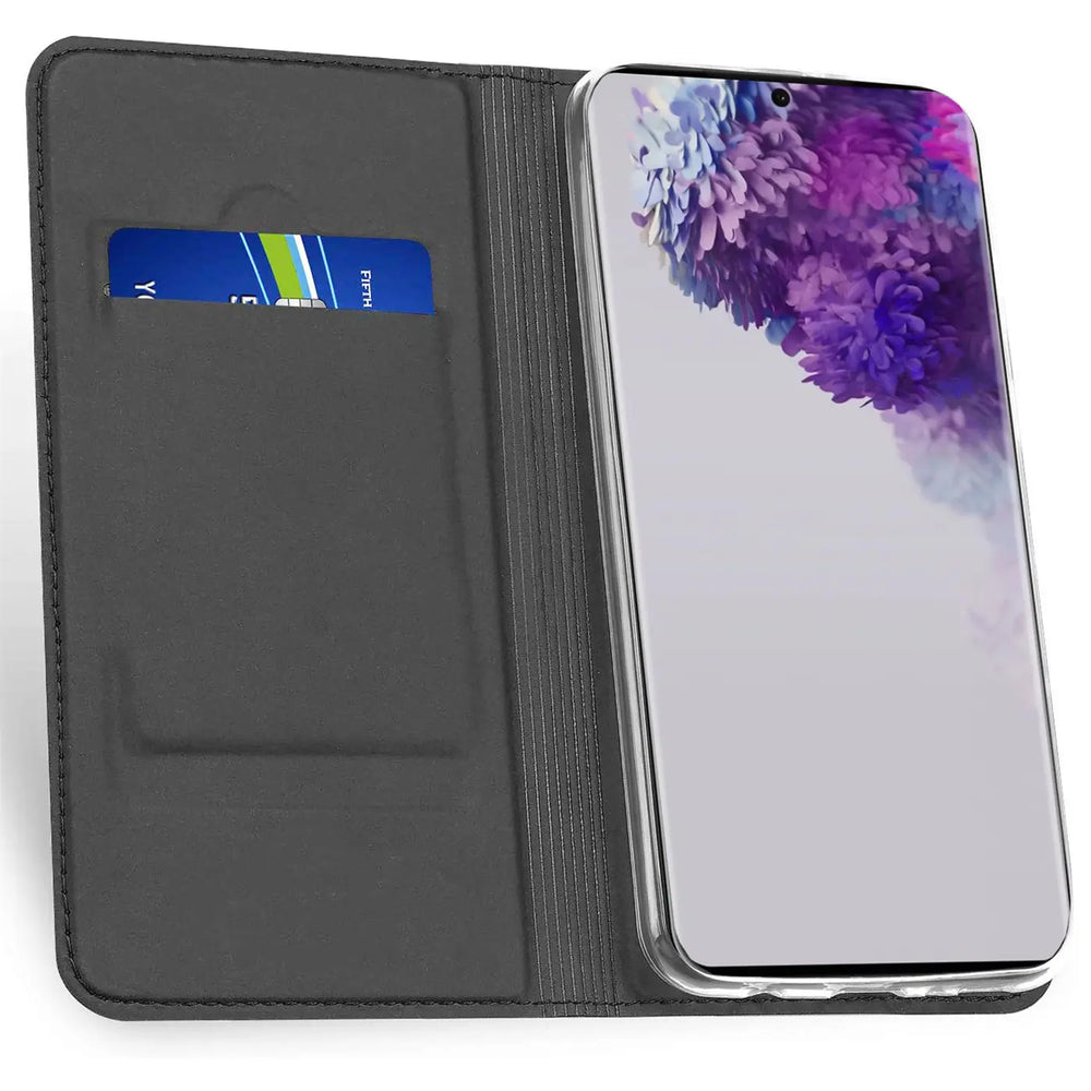 Offene, dunkelgraue Kunstleder Flip Hülle mit einer blauen Karte im Steckfach und einem Samsung Galaxy S20 Ultra.