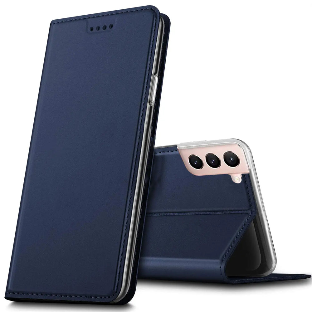 Dunkelblaue Kunstleder Flip Hülle für Samsung Galaxy S21 FE, offen und als Ständer auf weißem Hintergrund.