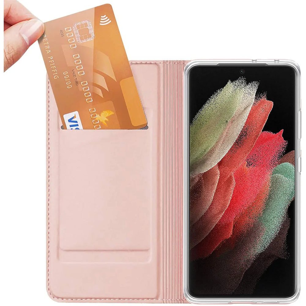 Rosa Metallic Flip Hülle aus Kunstleder für Samsung Galaxy S21 FE, offen mit Kreditkarte im Fach, frontal.