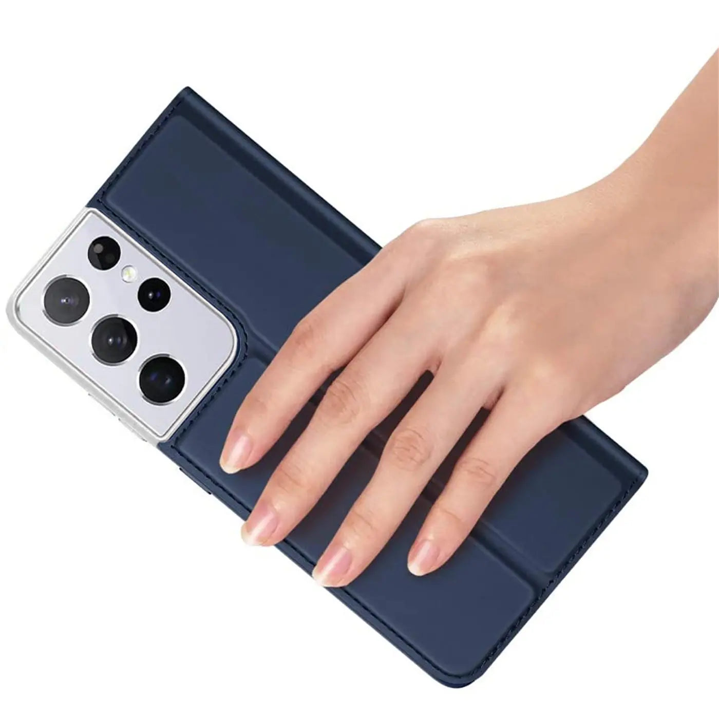 Hand hält dunkelblaue, klappbare Metallic Flip Hülle mit Samsung Galaxy S21 Ultra, Rückseite mit Kamera sichtbar.