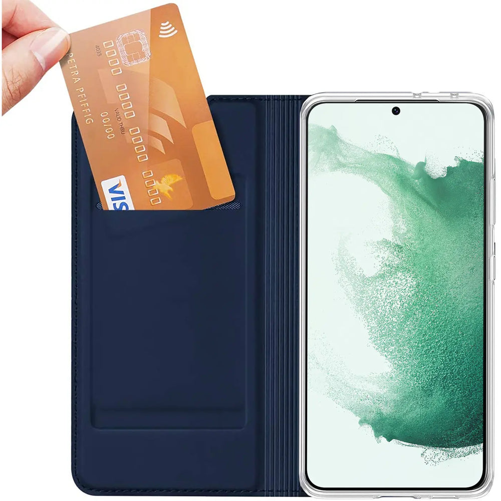 Samsung Galaxy S22 Plus in blauer Metallic Flip Hülle, aufgeklappt. Hand steckt goldene Karte in Fach.