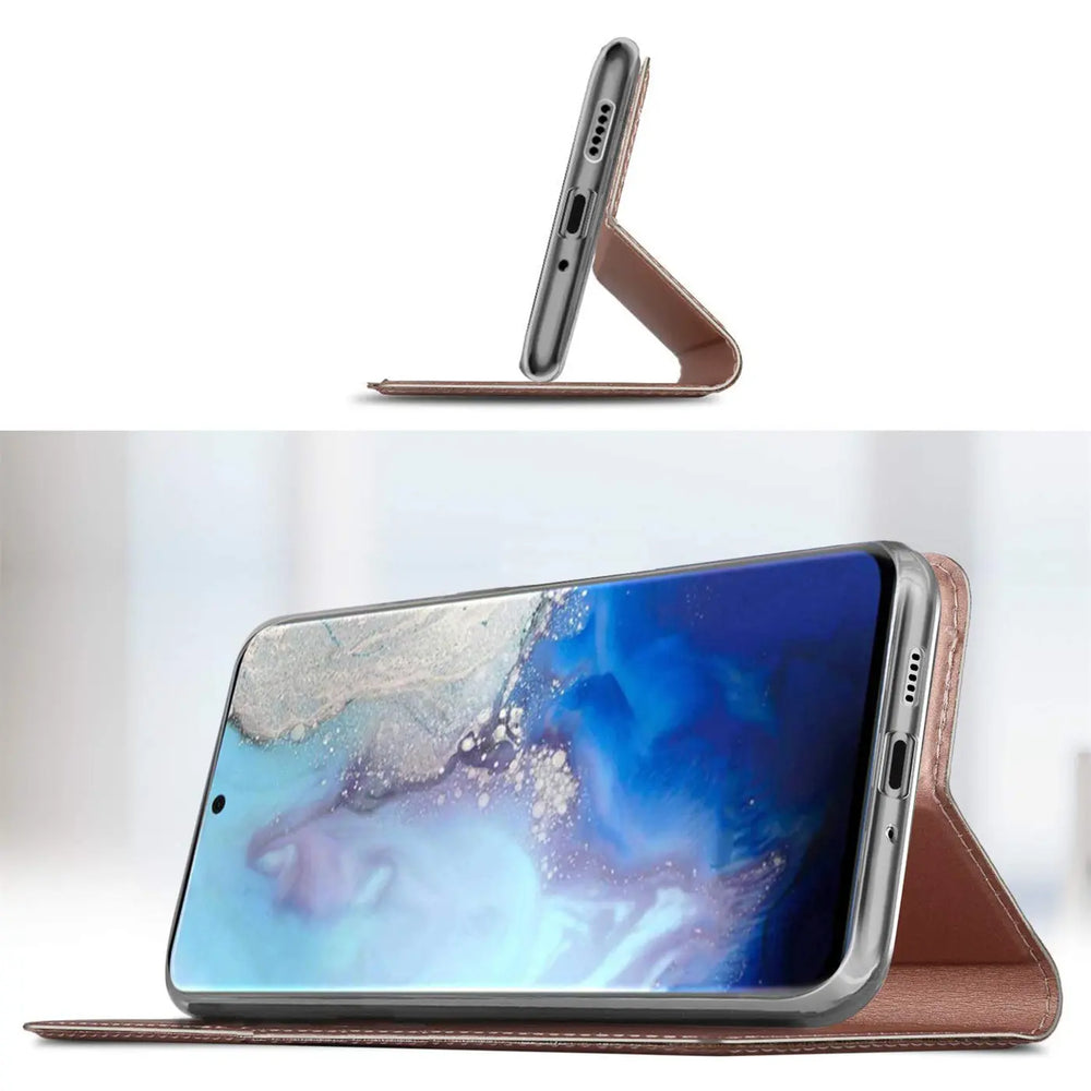 Samsung Galaxy S22 Plus in brauner Metallic Flip Hülle, hochkant und quer aufgestellt, als Ständer genutzt.