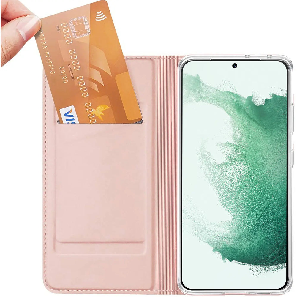 Offene, rosafarbene Kunstleder Flip Hülle für Samsung Galaxy S22 Plus. Eine Hand steckt eine goldene Karte in ein Fach.