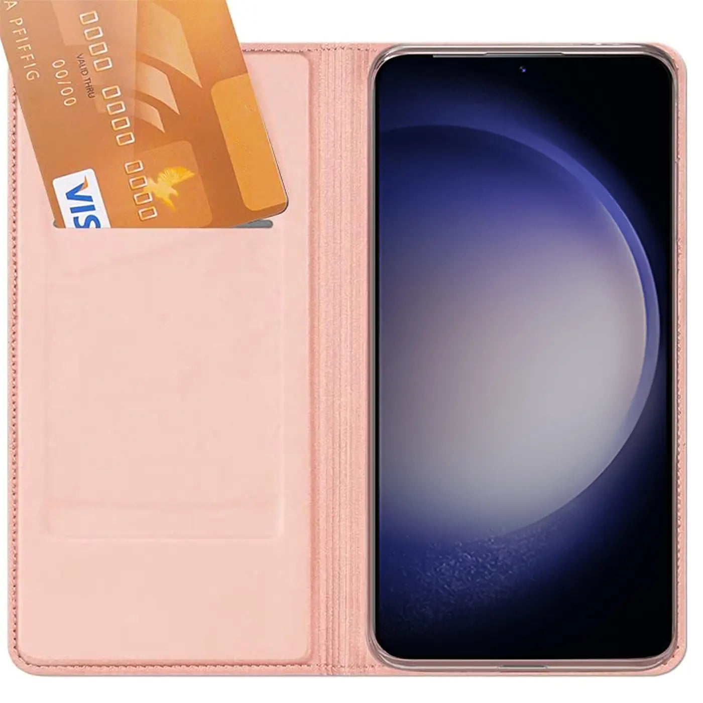 Offene, rosafarbene Metallic Flip Hülle mit Samsung Galaxy S23 FE. Eine goldene VISA-Karte steckt im Kartenfach.