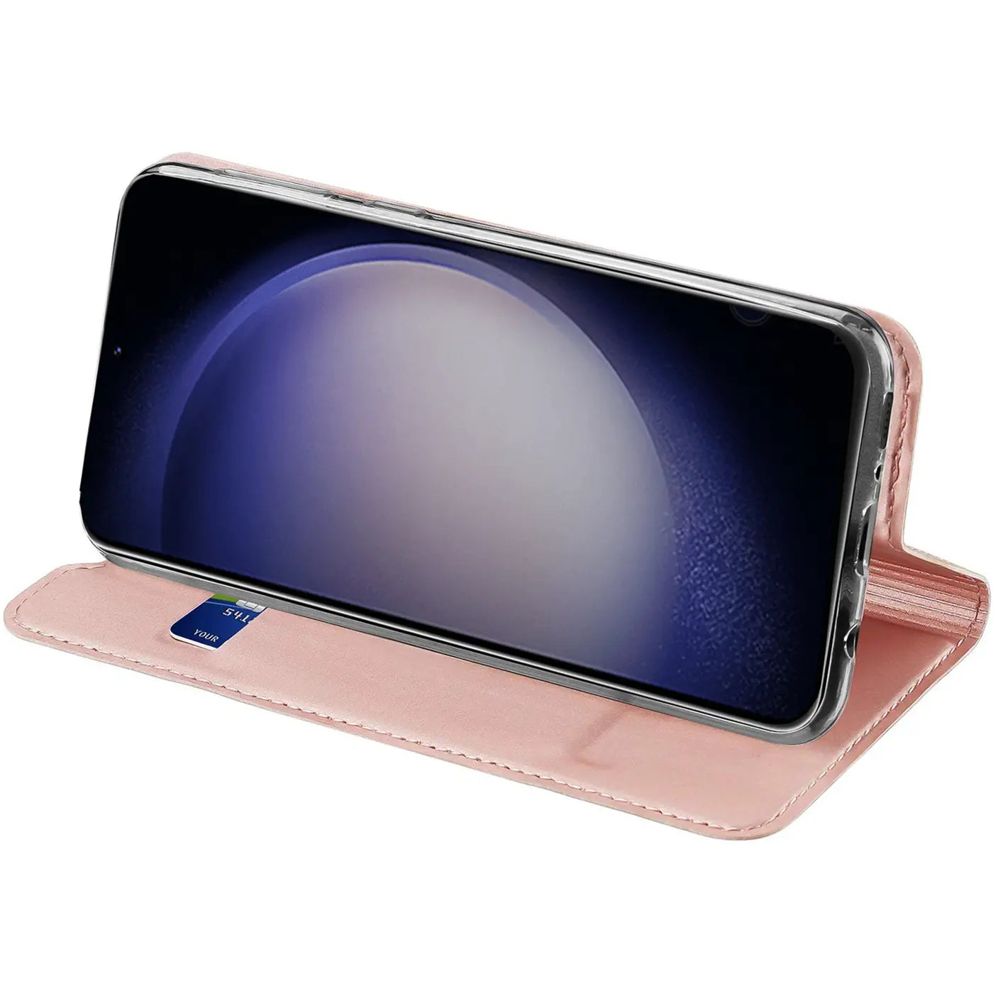 Rosa Metallic Flip Hülle aus Kunstleder für Samsung Galaxy S23 FE, als Ständer genutzt, mit Karte im Fach, schräg von vorn.