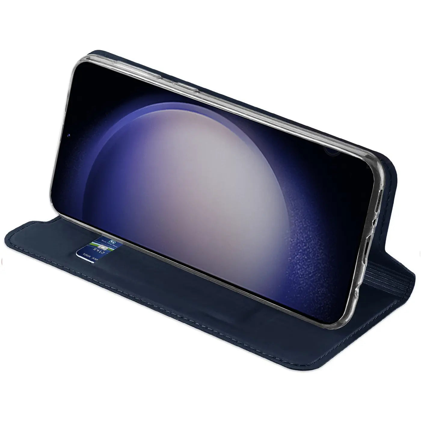 Samsung Galaxy S23 Plus in dunkelblauer Kunstleder Flip Hülle, aufgestellt als Ständer, mit Kreditkarte im Fach.