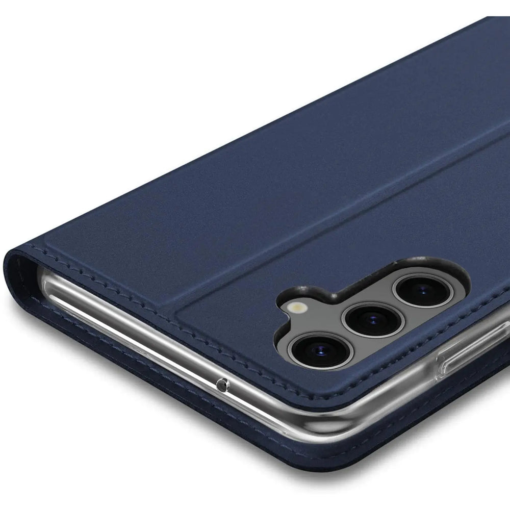 Dunkelblaue, klappbare Kunstlederhülle für Samsung Galaxy S24 FE, schräg von oben, Rückseite mit Kameraausschnitt.