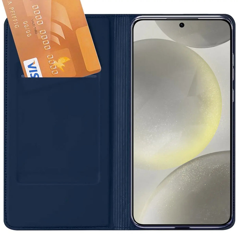 Offene dunkelblaue Flip-Hülle aus Kunstleder für Samsung Galaxy S24 FE mit Kreditkarte im Fach, von oben.