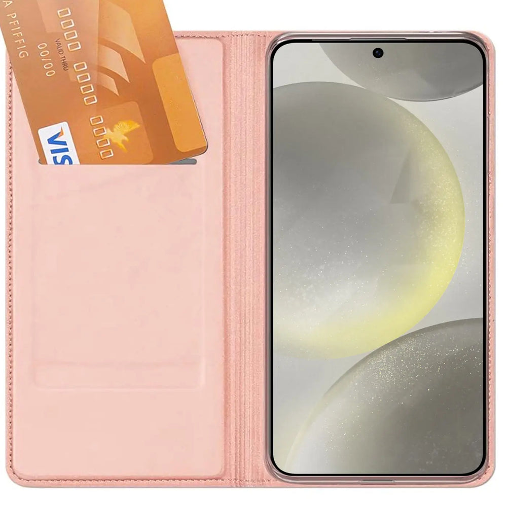 Rosa Metallic Flip Hülle aus Kunstleder, offen mit goldener Kreditkarte und Samsung Galaxy S24 FE.