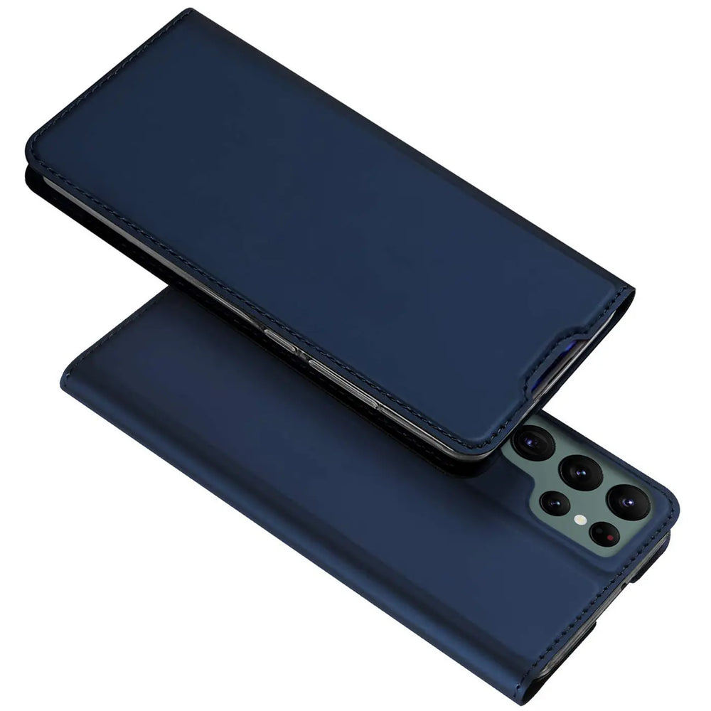 Dunkelblaue, klappbare Kunstlederhülle für Samsung Galaxy S24 Ultra, leicht geöffnet, schräg von oben.
