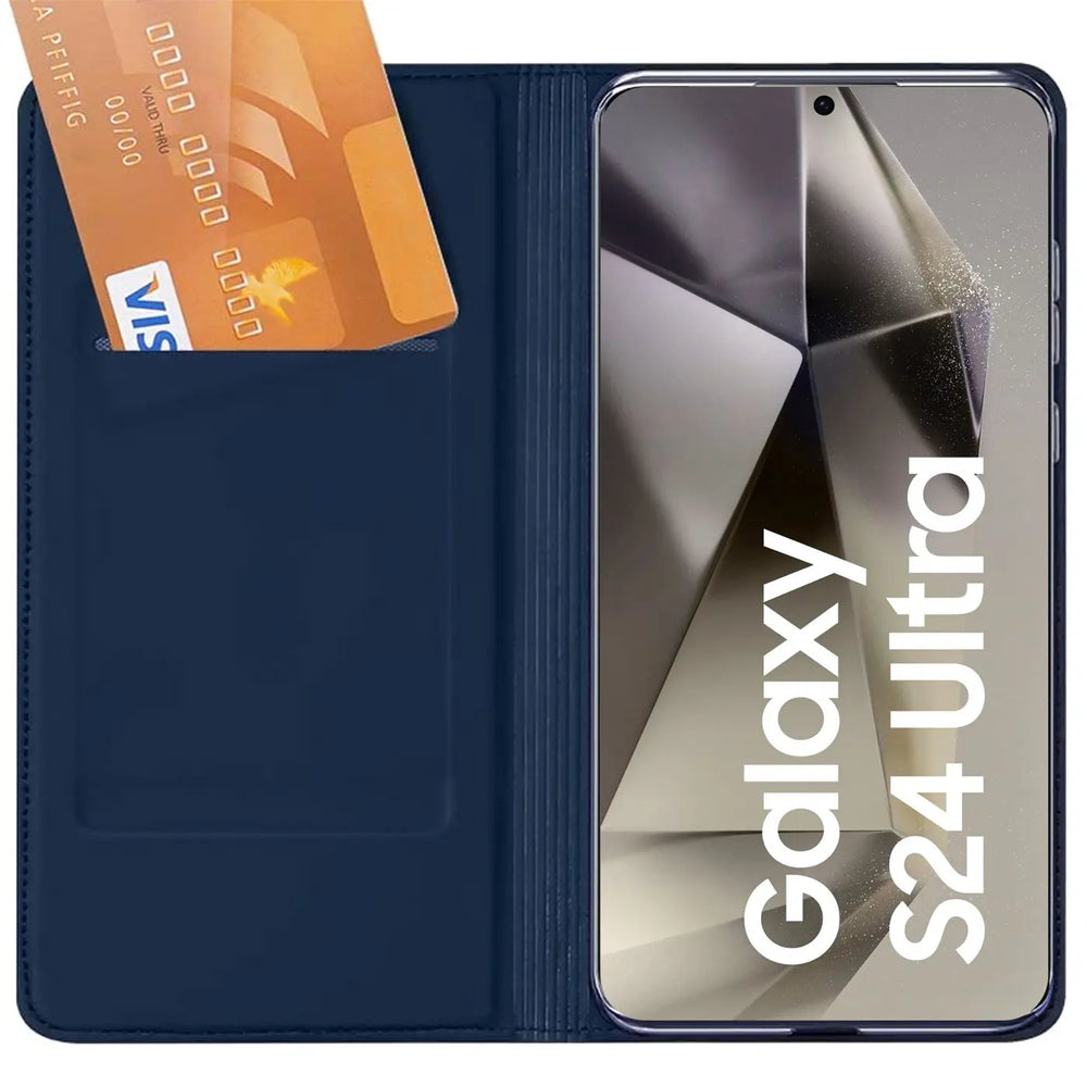 Offene dunkelblaue Flip-Hülle aus Kunstleder mit Samsung Galaxy S24 Ultra und einer orangen VISA-Karte im Fach.