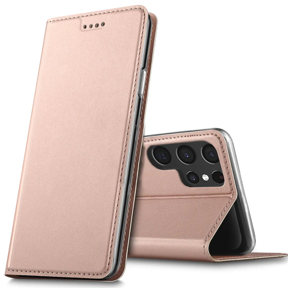 Roségoldene Metallic Flip Hülle für Samsung Galaxy S24 Ultra, stehend, Rückseite mit Kameras sichtbar.