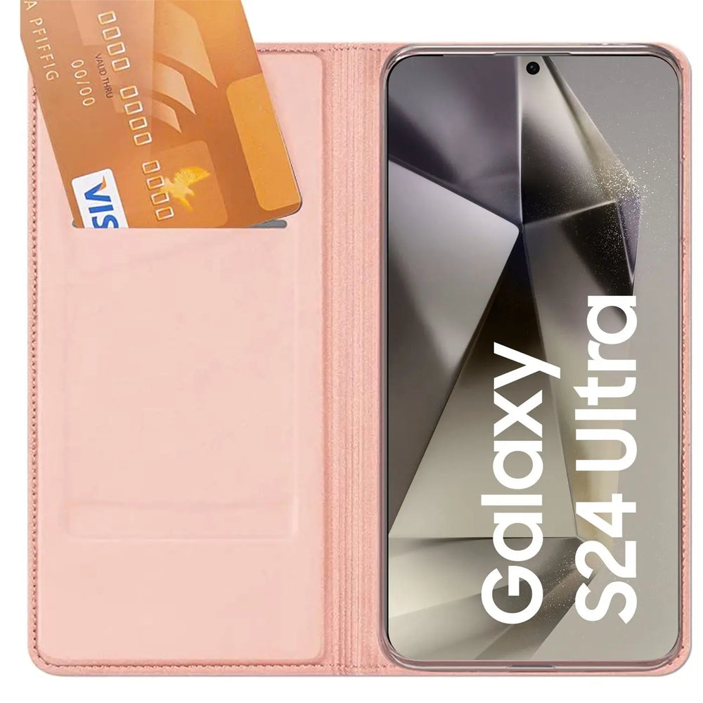 Offene, rosafarbene Metallic Flip Hülle aus Kunstleder mit Samsung Galaxy S24 Ultra und goldener Kreditkarte im Kartenfach.