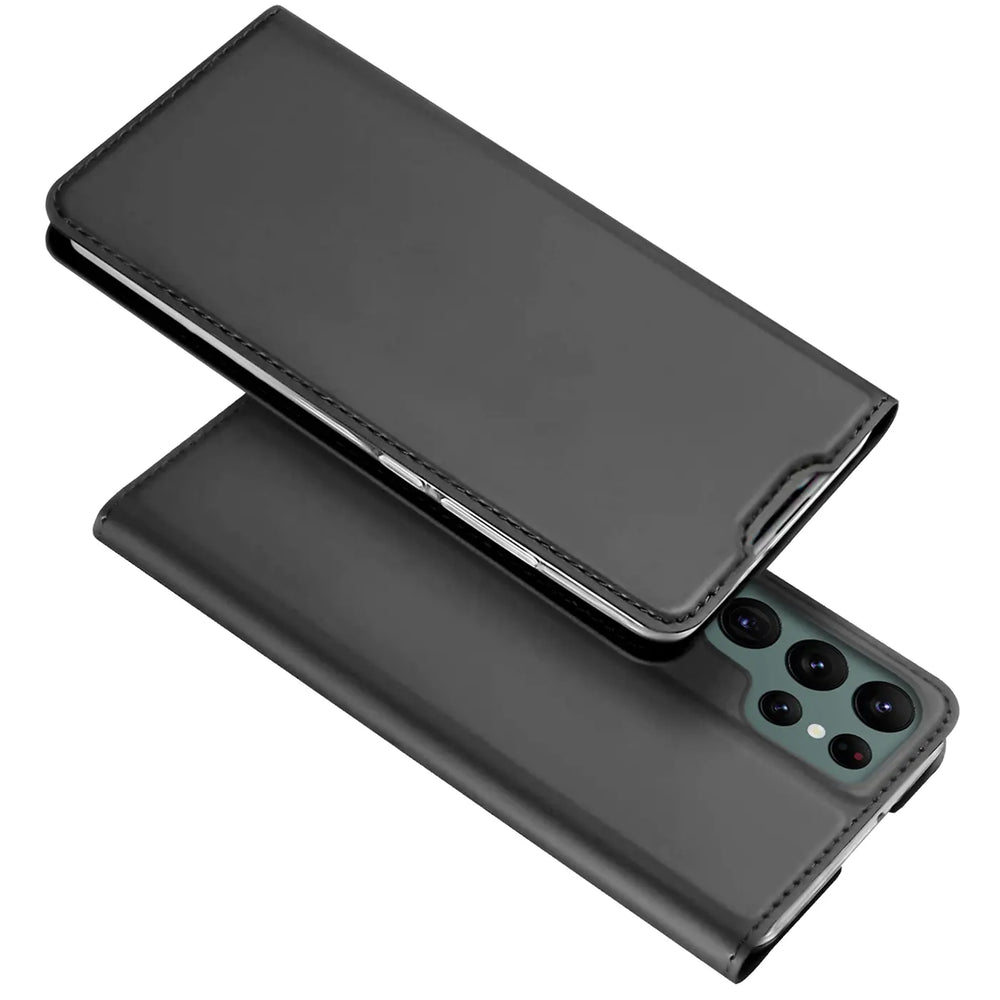 Schwarze, klappbare Metallic-Flip-Hülle für Samsung Galaxy S24 Ultra, leicht geöffnet, von oben rechts.