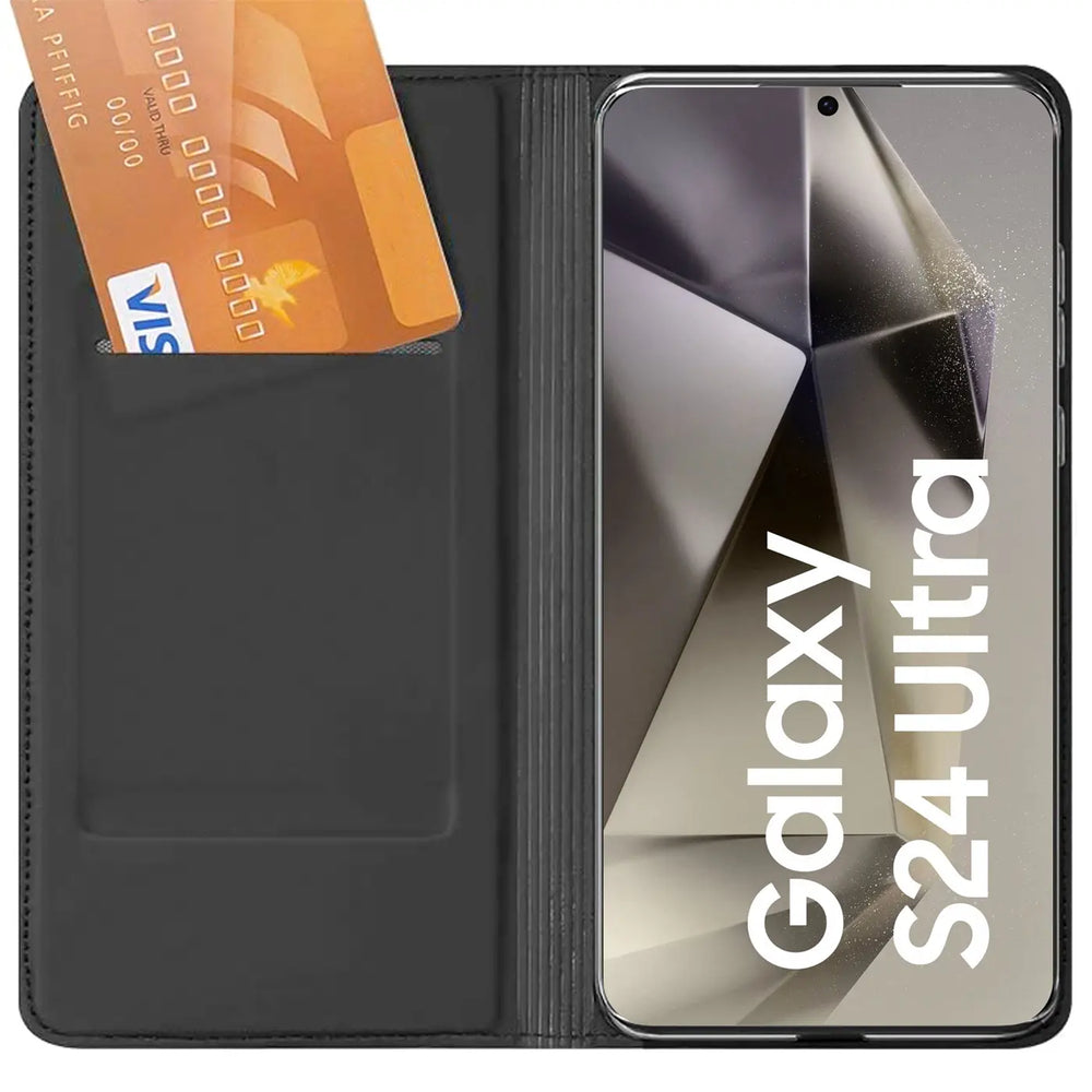 Offene schwarze Kunstleder-Flip-Hülle mit Samsung Galaxy S24 Ultra, Kreditkarte im Fach, von oben.