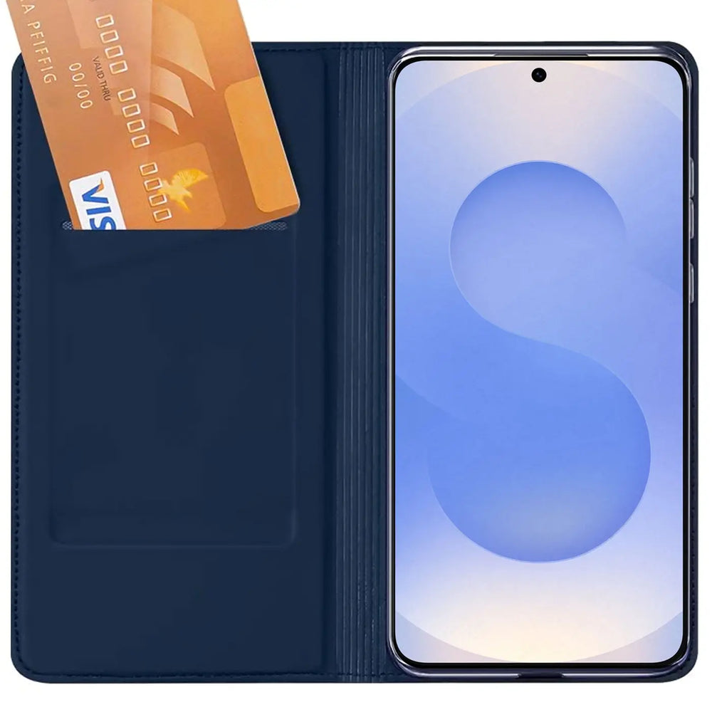 Dunkelblaue Leder-Flip-Hülle mit Kreditkartenfach, zeigt ein Smartphone von vorne.