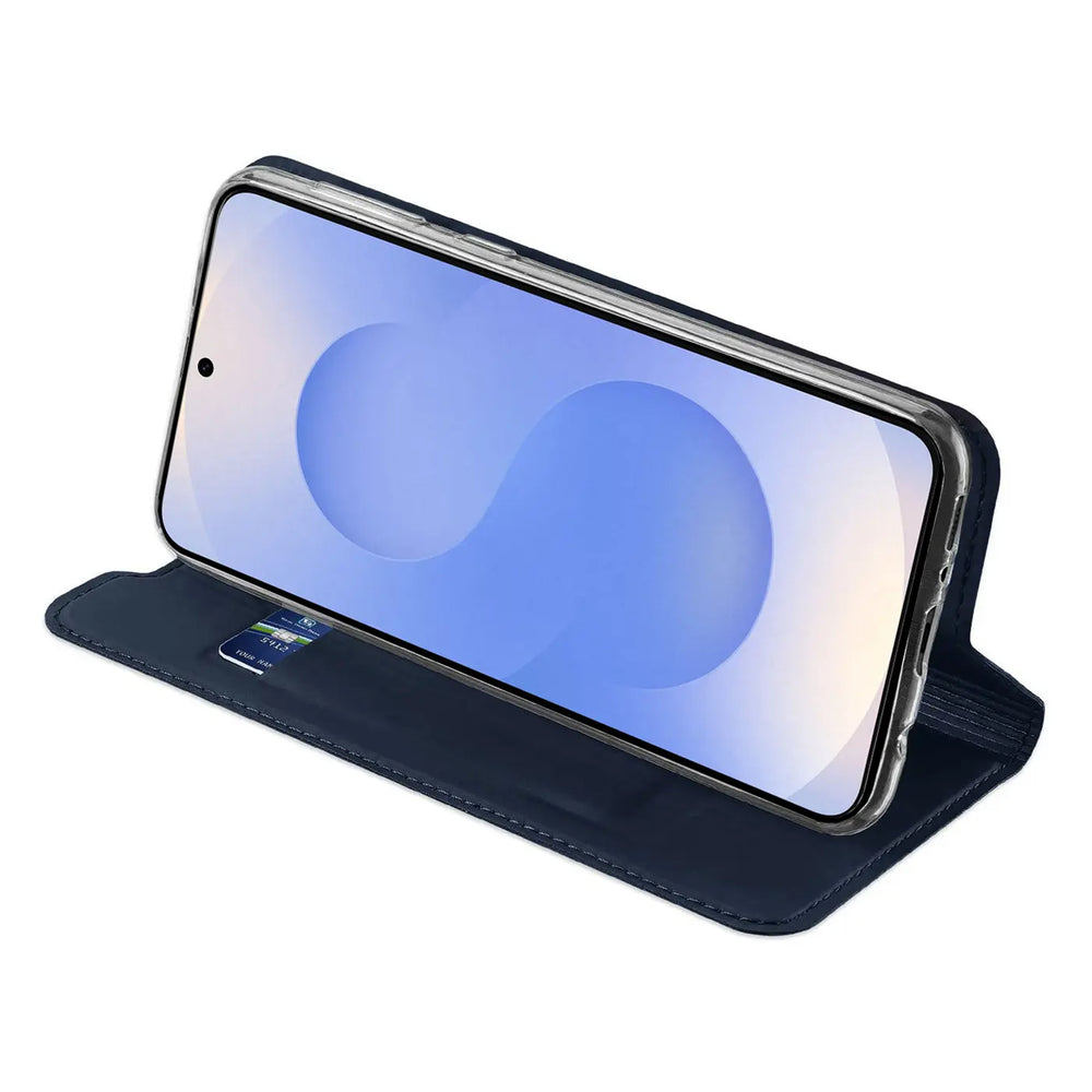 Dunkelblaue Leder-Flip-Hülle mit Kartenfach für Samsung Galaxy S25 Edge, von vorne schräg