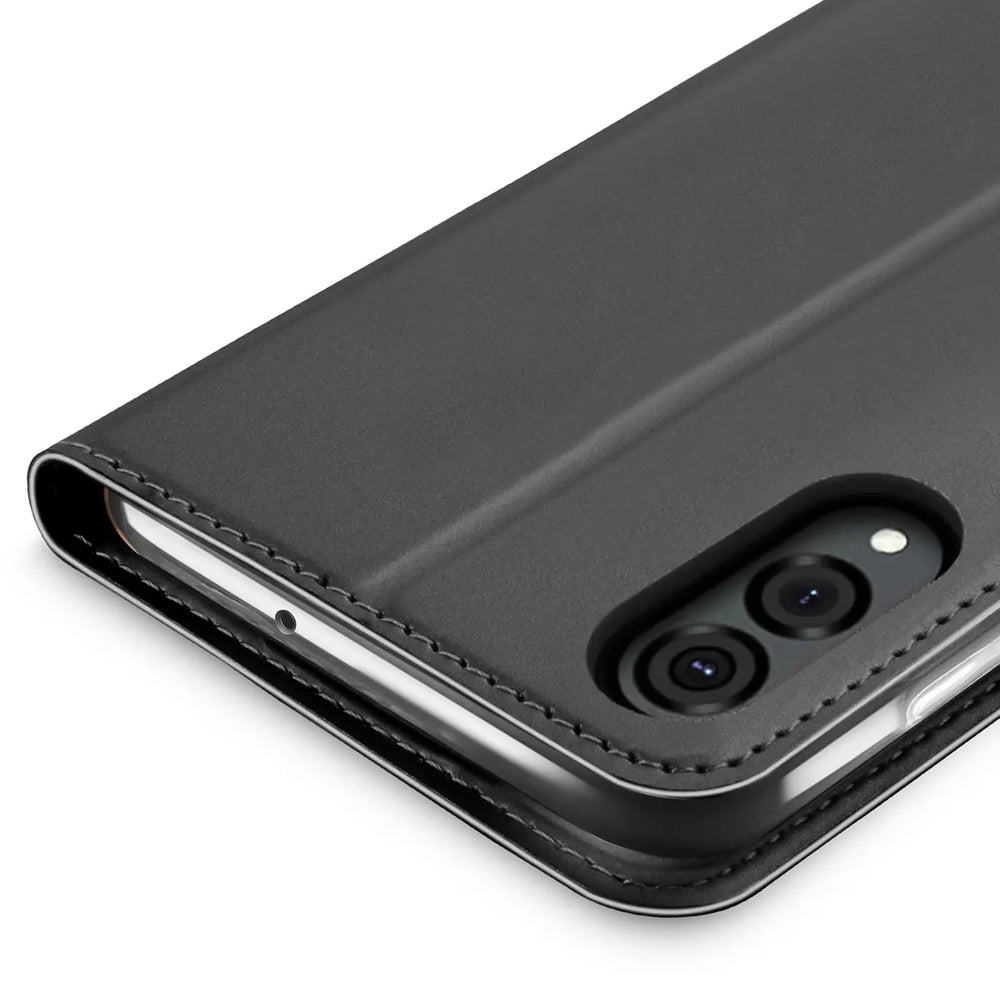 Dunkelgraue Leder-Flip-Hülle auf Samsung Galaxy S25 Edge, Nahaufnahme von hinten.