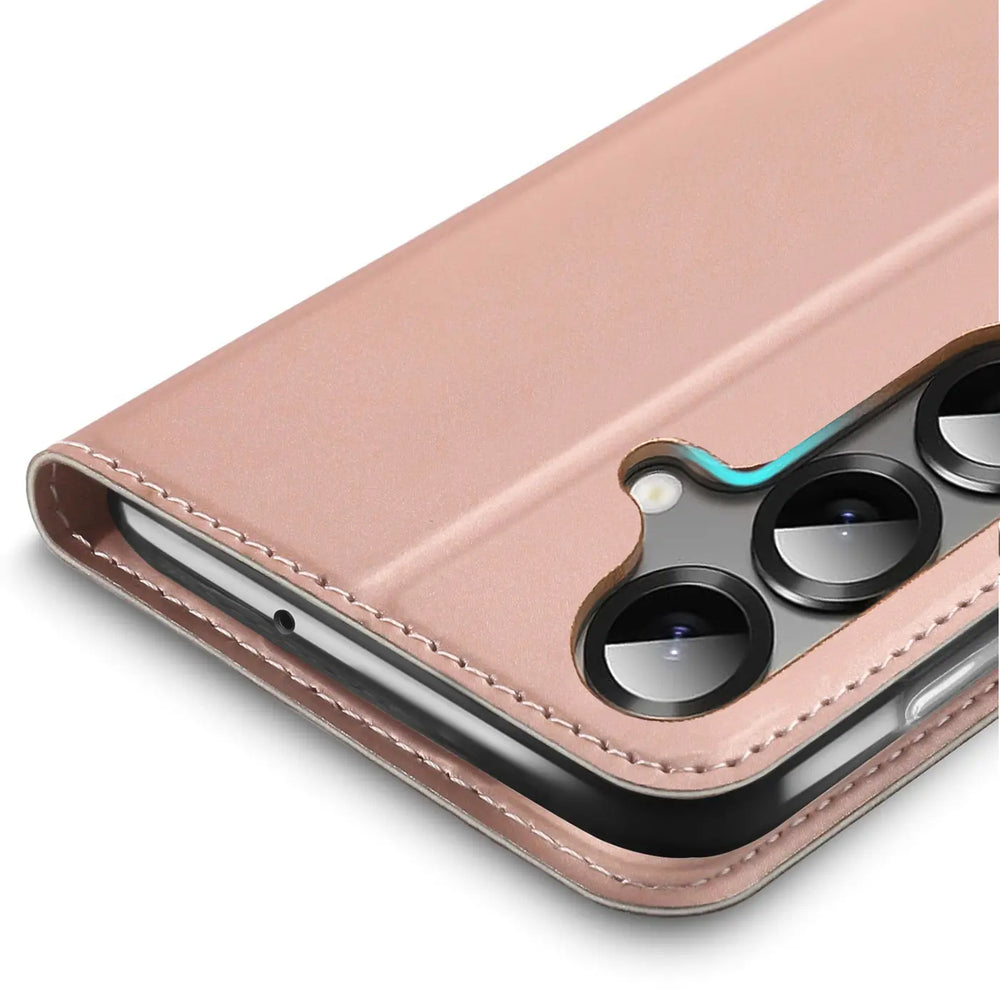 Rosafarbene Metallic-Flip-Hülle aus Kunstleder, Nahaufnahme, Samsung Galaxy S26 Plus Kamera.