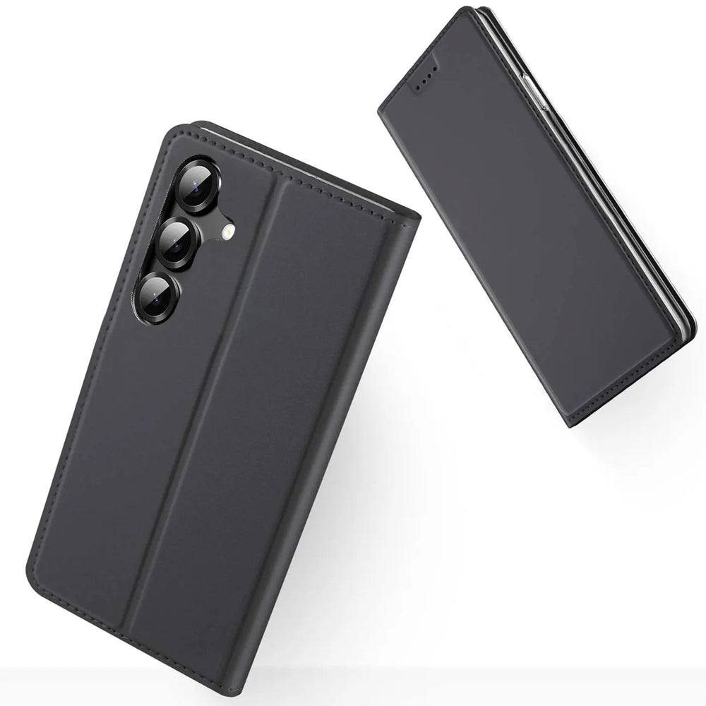 Schwarze Klapphülle aus Kunstleder für Samsung Galaxy S26 Plus, von vorne schräg gezeigt.