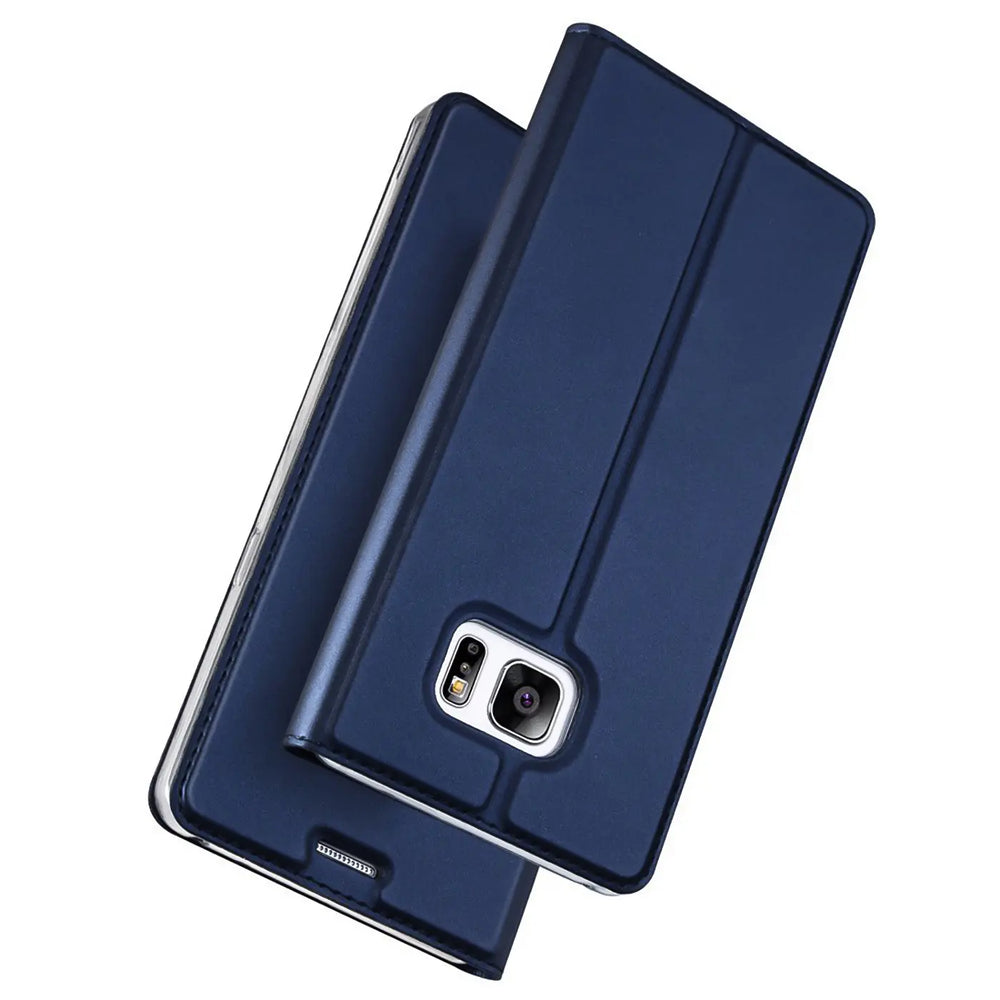 Dunkelblaue, metallische Flip-Hülle für Samsung Galaxy S7, leicht geöffnet, schräg von oben rechts fotografiert.