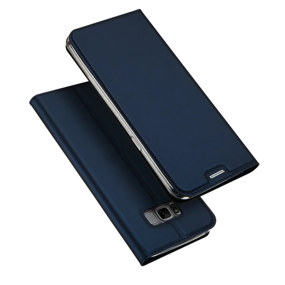 Zwei dunkelblaue, metallisch glänzende Flip-Hüllen für das Samsung Galaxy S7 Edge, schräg von oben.