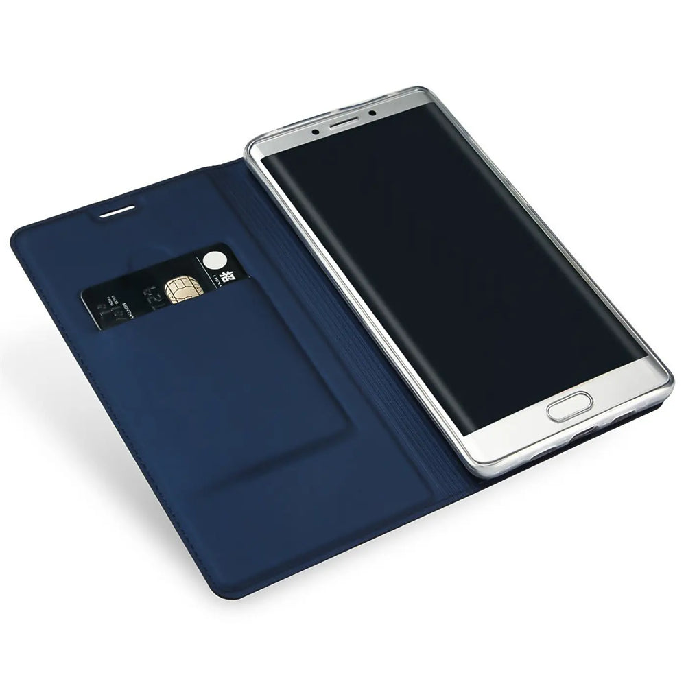 Blaues Metallic Flip Case aus Kunstleder für Samsung Galaxy S7 Edge, offen mit Kreditkarte im Fach, schräg von oben.