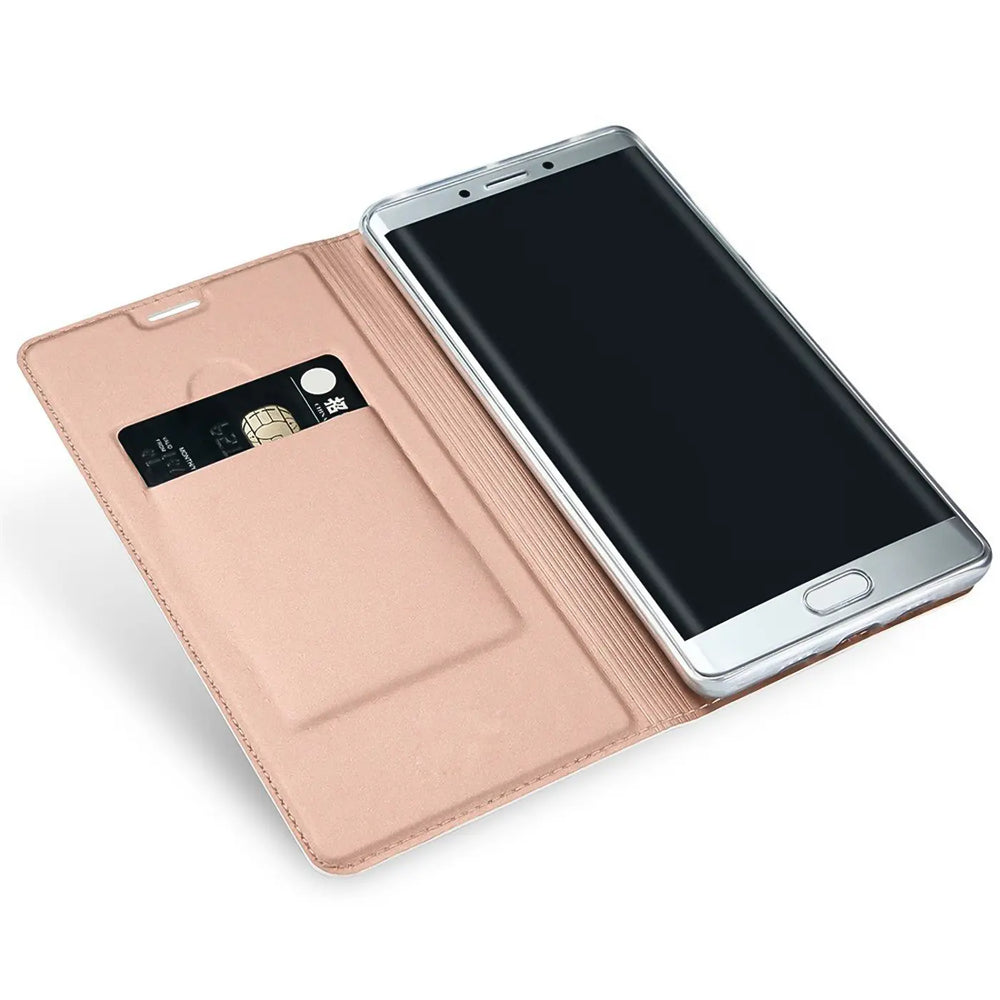 Rosafarbene, klappbare Kunstlederhülle mit Kreditkarte und silbernem Samsung Galaxy S7 Edge, schräg von oben.