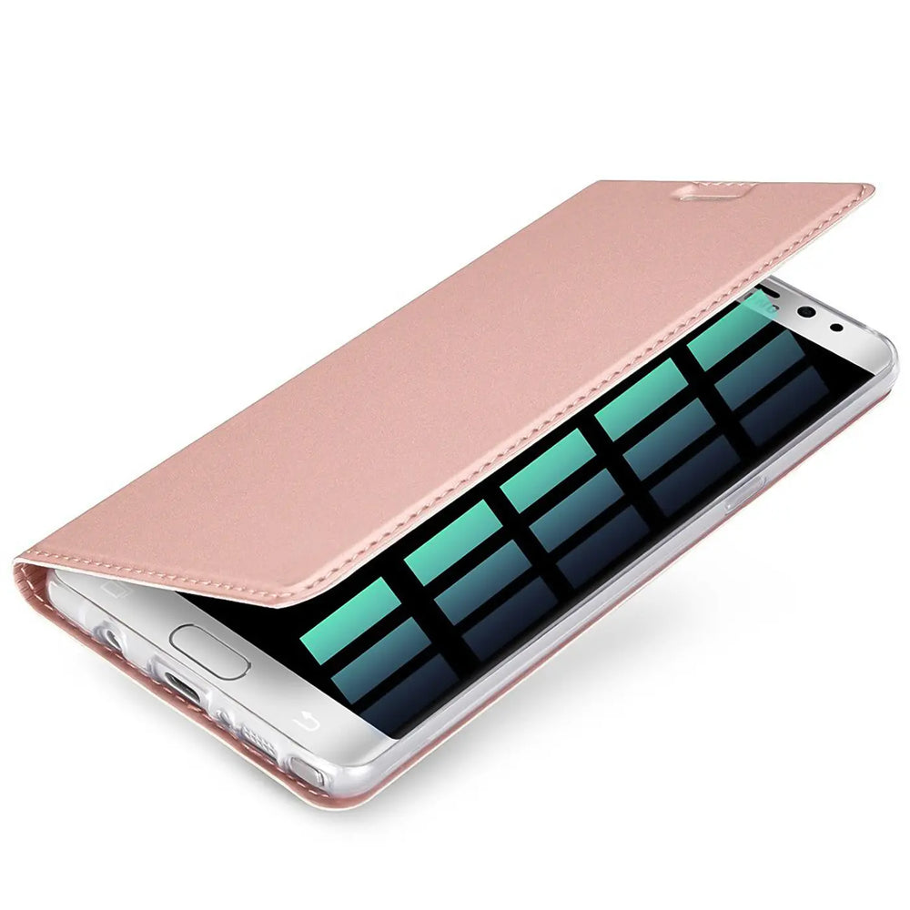 Rosafarbene, klappbare Kunstlederhülle für Samsung Galaxy S7 Edge, leicht geöffnet, schräg von oben.