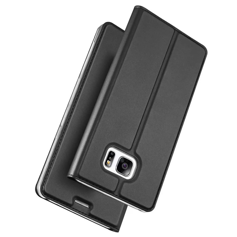 Zwei schwarze, klappbare Kunstleder-Hüllen für Samsung Galaxy S7 Edge, leicht schräg von oben.