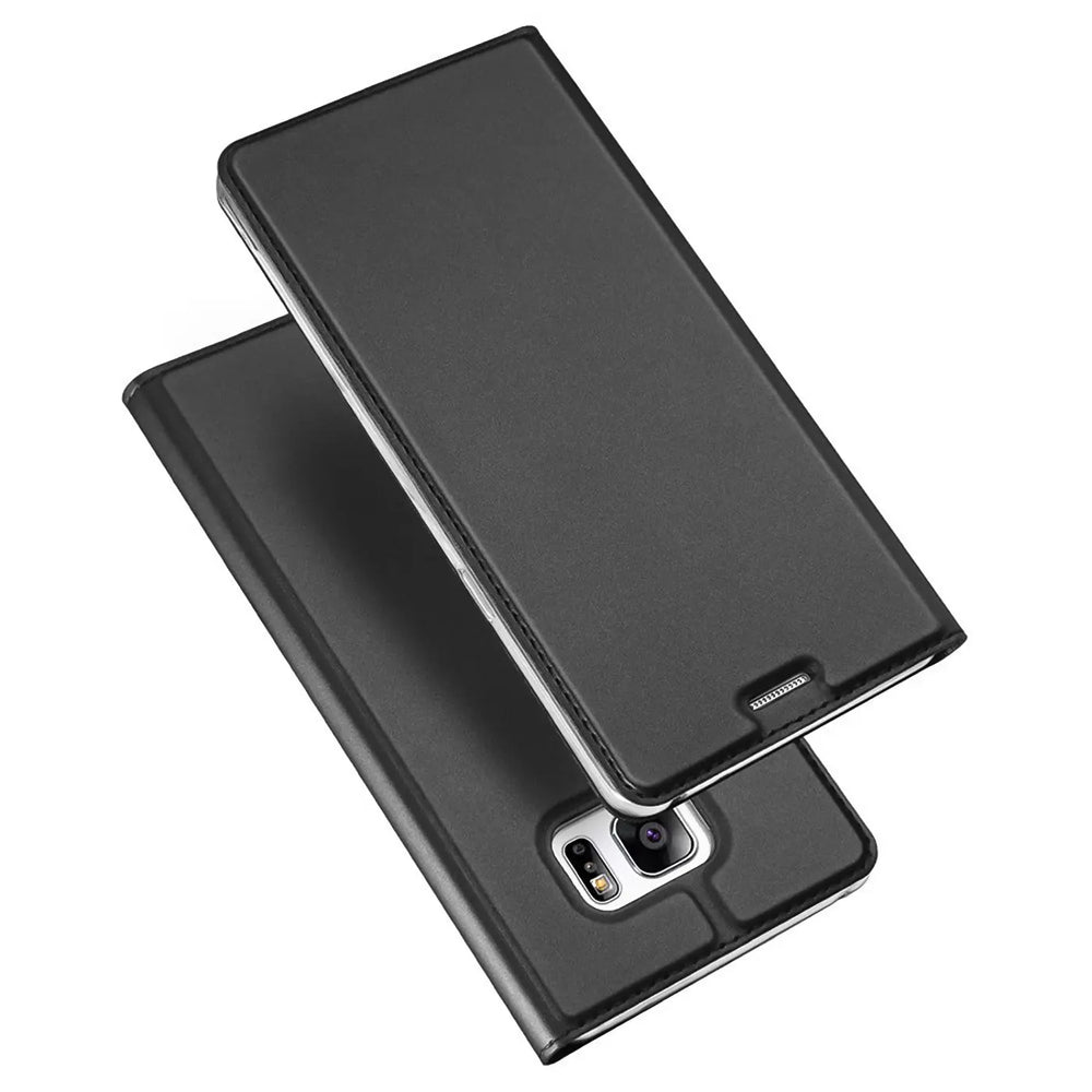 Schwarze, klappbare Metallic Flip Hülle aus Kunstleder für Samsung Galaxy S7 Edge, schräg von oben.