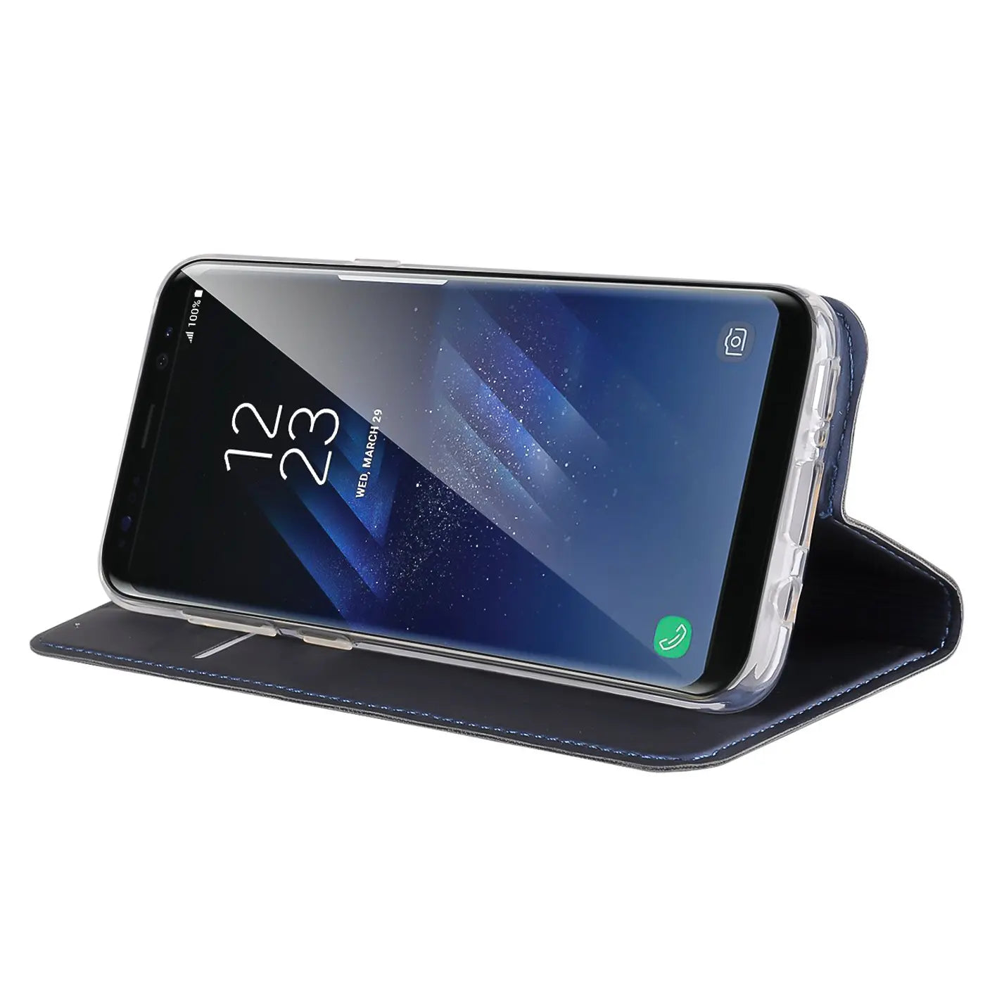 Samsung Galaxy S8 in dunkelblauer Kunstleder Flip Hülle, seitlich aufgestellt, Display zeigt Uhrzeit und Datum.
