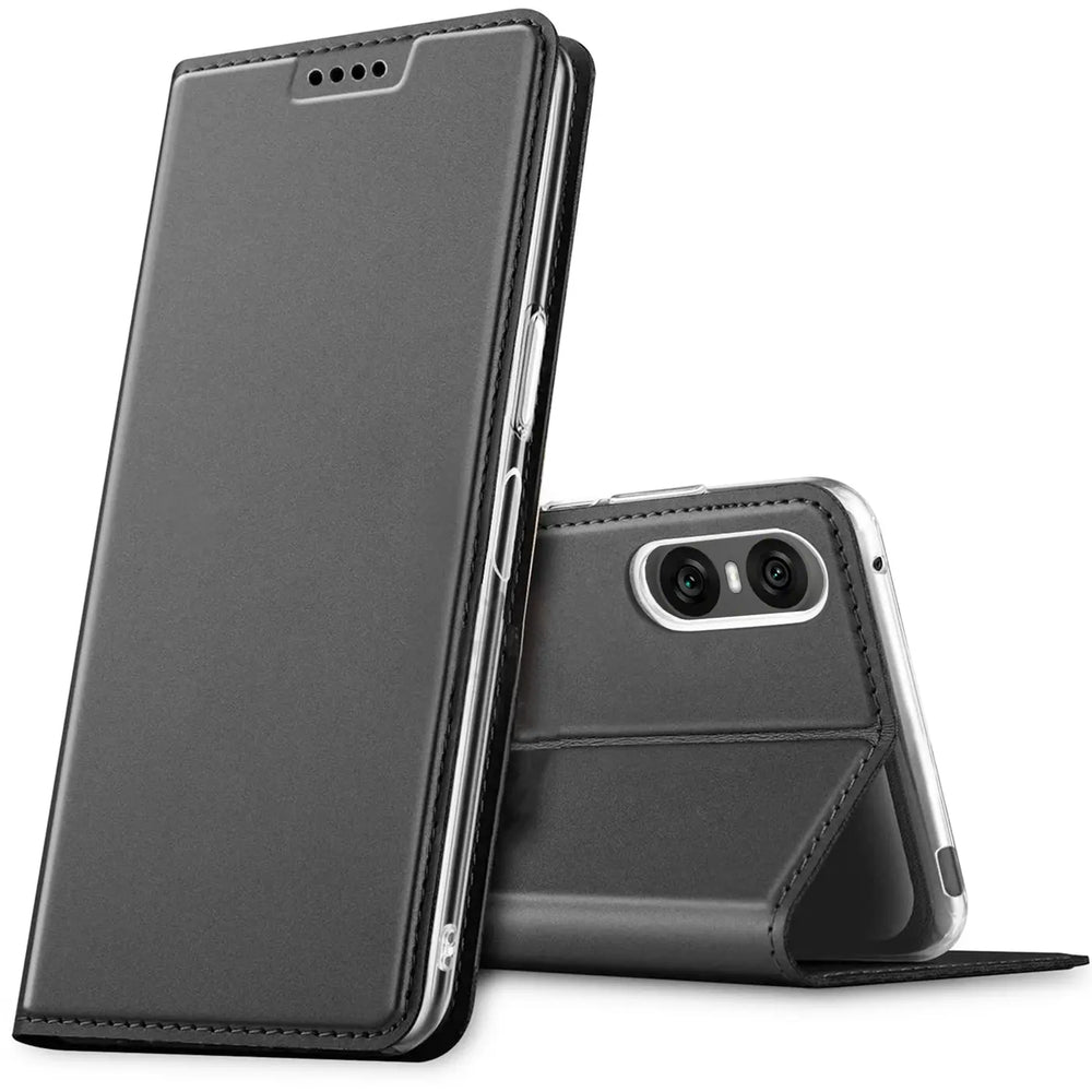 Zwei schwarze, klappbare Kunstlederhüllen für Sony Xperia 10 VI, eine aufrecht, die andere als Ständer mit sichtbarer Kamera.