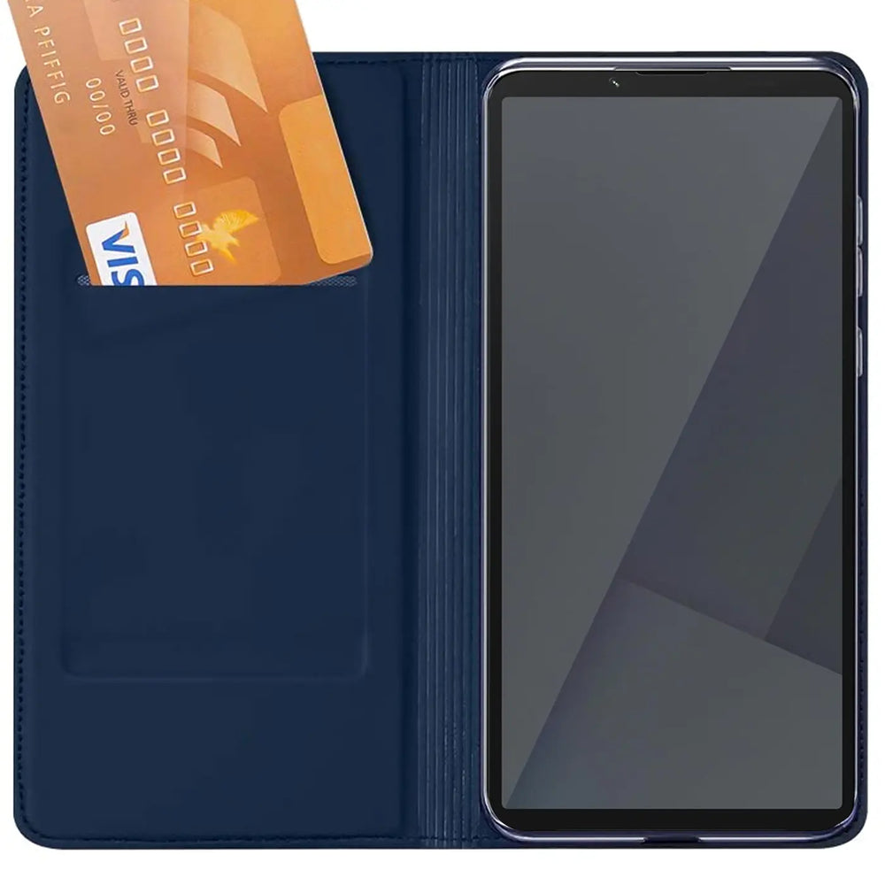 Dunkelblaue Kunstleder-Flip-Hülle mit Kreditkartenfach, zeigt Sony Xperia 10 VII.