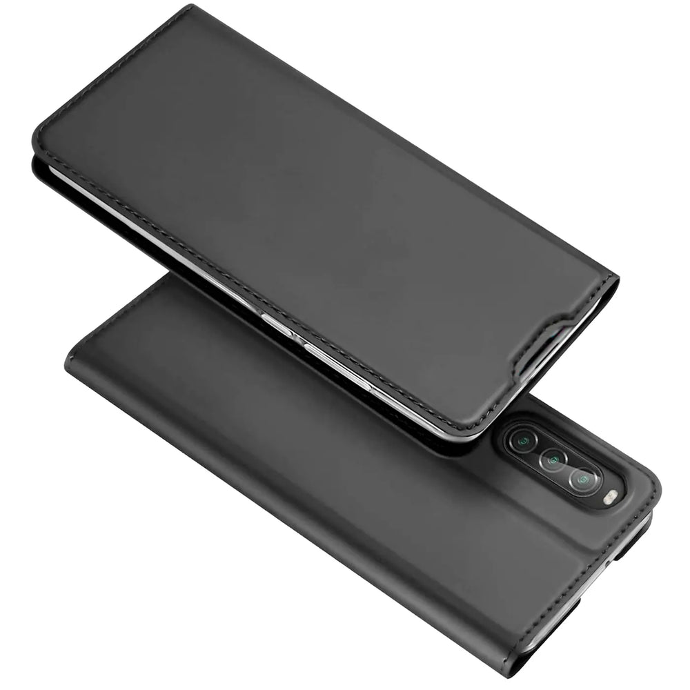 Schwarze, matte Kunstleder-Flip-Hülle für Sony Xperia 1 VI, schräg von oben mit geöffnetem Deckel.